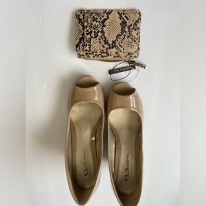 Beige pattern leather shoes in excellent condition.